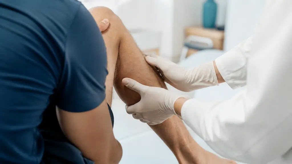 Douleur mollet gauche : quand consulter sans attendre ?