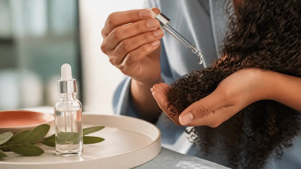 Sérum cheveux bouclés : lequel choisir sans effet gras ?